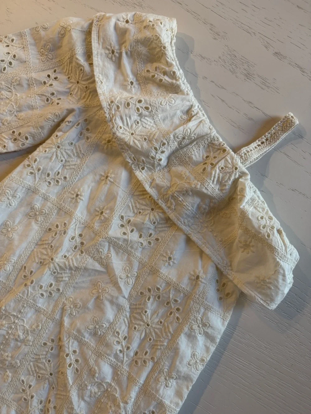 Zara lightweight eyelet